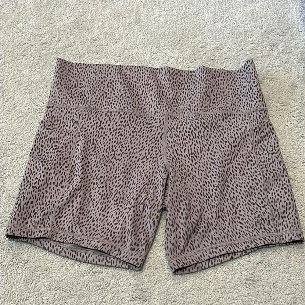 Athleta salutation stash pocket II printed 7” short. Color gray/brown. Large